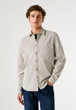 Een lichtbeige overhemd met knoopsluiting, met een geruit patroon, lange mouwen en een enkele borstzak. Houten knopen en een zachte textuur.