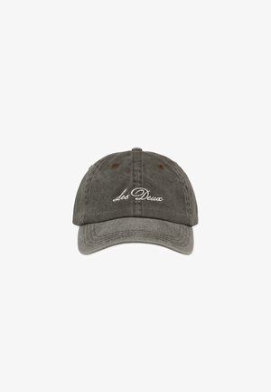 Grå bomulds-baseballcap med buet skygge, prydet med broderet tekst "Les Deux" i hvidt foran. Teksturstof og syninger er synlige.