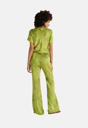 Completo a due pezzi verde tie-dye composto da una T-shirt dal taglio rilassato e pantaloni a vita alta con gambe svasate, realizzato con un tessuto morbido.
