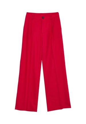 Pantalons rouges à jambe large avec plis avant, passants de ceinture, poches latérales et un bouton noir de fermeture à la taille.