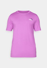 Kortærmet T-shirt med rund hals i lys pink stof, der har et lille sort Puma-logo på venstre bryst. Glat tekstur, afslappet design.