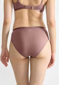 Dunkelpink, nahtlose, hochgeschnittene Unterwäsche aus glattem Stoff. Verfügt über einen sauberen Bund und dezente Markenkennzeichnung auf der Rückseite.