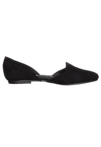 Ballerines en daim noir avec un petit talon, côtés ouverts et un design à bout pointu. Texture lisse avec des accessoires minimaux.