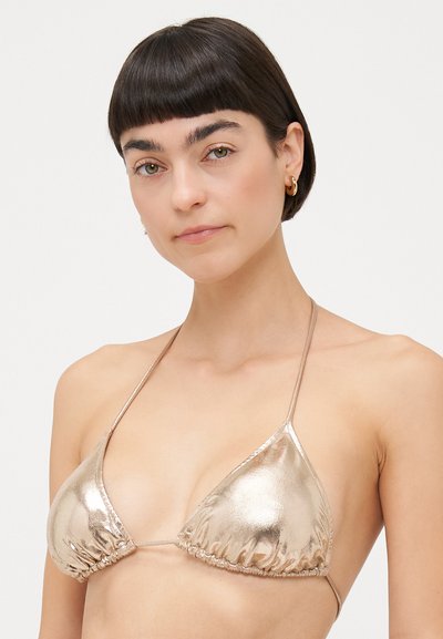 Top bikini triangolare in metallo dorato con lacci regolabili, caratterizzato da una texture liscia e lucida e tessuto arricciato lungo i bordi.