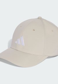 Béžová baseballová čepice vyrobená z hladké látky, s bílým vyšitým logo na přední straně, zaoblenou korunou a zakřiveným hledím.