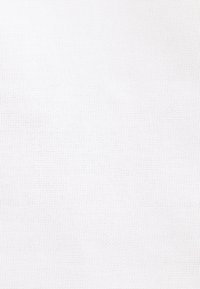 Tissu aïda blanc avec un motif de tissage en grille uniforme utilisé pour la broderie au point de croix.