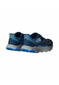 Scarpe da trail running blu con tomaia in mesh e accenti grigi, suola imbottita e battistrada testurizzato per grip. Logo visibile sul lato.