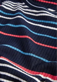 Marine geribde stof met horizontale strepen in rood, wit en blauw. Zachte textuur met duidelijke lijnen, wat visueel contrast en diepte creëert.