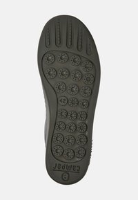 Suola di scarpa in gomma nera con modelli di presa circolari, scanalature lungo il bordo e marcatura "42". Presenta una trama morbida e una costruzione durevole.