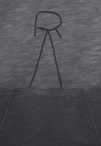 Felpa grigia realizzata in un tessuto morbido, con un grafico astratto nero sul petto e una tasca frontale nella parte inferiore.