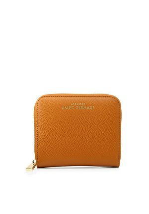Portefeuille en cuir orange avec une finition texturée, présentant une fermeture éclair et un logo de marque doré en relief sur le devant. Forme rectangulaire compacte.