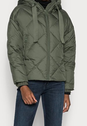 Grøn, quiltet pufferjakke med hætte, der har to forreste lynlåslommer, tonale snoretræk og ribbede manchetter.