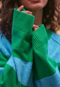 Next CREW NECK - Pulover - green blue stripe