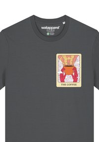 Dunkelgraues Baumwoll-T-Shirt mit einem quadratischen Grafikdesign, das Hände zeigt, die eine Kaffeetasse halten, in Pastellfarben, mit dem Text "DER KAFFEE".