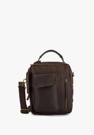 Brun læder messenger taske med top hank, justerbar rem, frontlomme og sidelukning med lynlås. Struktureret overflade med guldfarvet hardware.