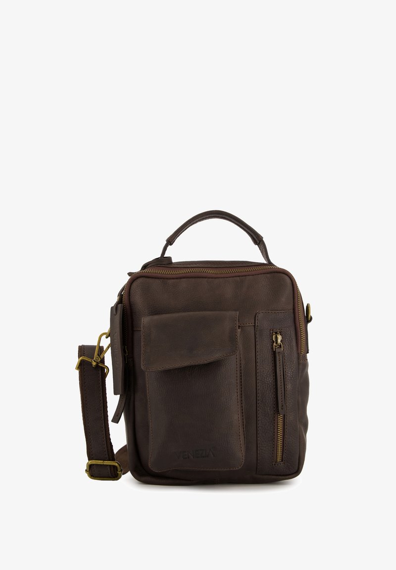 Brun læder messenger taske med top hank, justerbar rem, frontlomme og sidelukning med lynlås. Struktureret overflade med guldfarvet hardware.