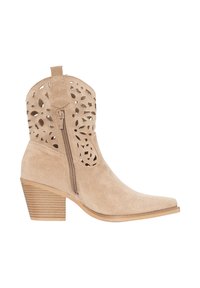 Beige ruskind ankelstøvle med stablet hæl, sidelås og blomsterudskæringsdetaljer på øverste skaft.
