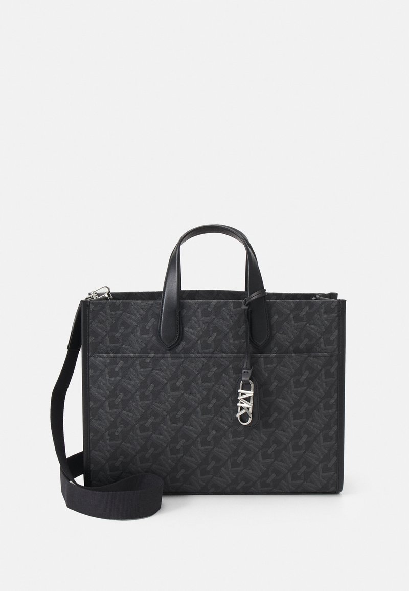 Sac tote noir rectangulaire avec surface à motifs, doubles poignées, bandoulière amovible et boucle décorative argentée à l'avant.