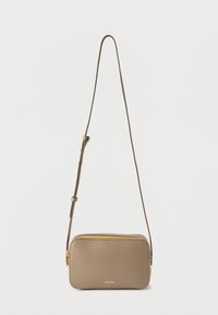 Neselectat, desert taupe