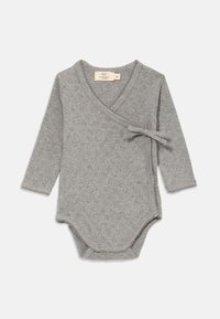 Sivi bodysuit s dugim rukavima s omotanim dizajnom, teksturiranim uzorkom, vezanjem, valovitim rubovima i kopčama na dnu.