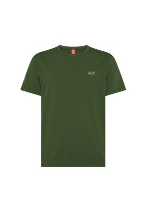 T-shirt in cotone verde con maniche corte, scollatura a girocollo e un piccolo logo discreto sul lato sinistro del petto. Texture liscia, vestibilità casual.