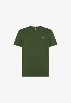 T-shirt in cotone verde con maniche corte, scollatura a girocollo e un piccolo logo discreto sul lato sinistro del petto. Texture liscia, vestibilità casual.