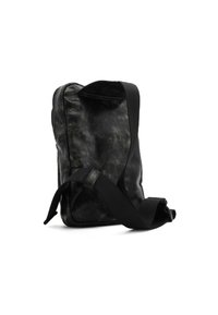 Borsa a tracolla nera in pelle con superficie testurizzata, forma rettangolare, tracolla regolabile e chiusura superiore con zip.