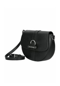 Borsa a tracolla in pelle nera con pattina arrotondata, chiusura a cerchio in argento e tracolla regolabile accanto su uno sfondo bianco.