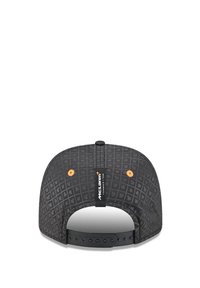 Czarna czapka z teksturowanym wzorem diamentowym, pomarańczowymi akcentami i logo. Zapięcie typu snapback. Gładki materiał z zakrzywionym daszkiem.