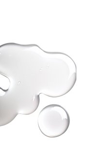 Sustancia clara similar a un gel, textura suave, con una forma amorfa y gotas, superficie reflectante que resalta la transparencia.