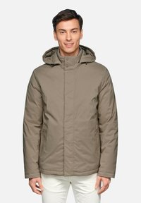 Giacca imbottita beige con cappuccio, dotata di zip frontale, tasche laterali e texture liscia. Taglio classico con un design minimale.