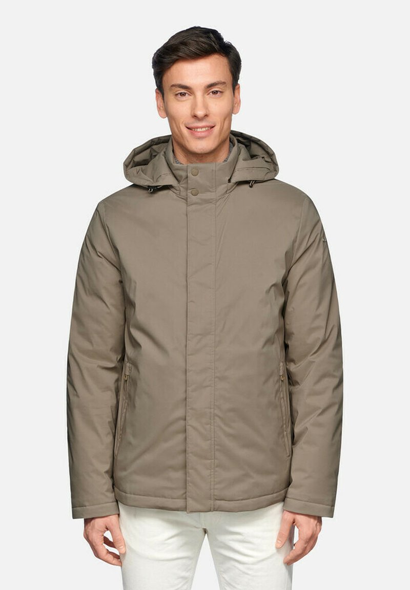 Giacca imbottita beige con cappuccio, dotata di zip frontale, tasche laterali e texture liscia. Taglio classico con un design minimale.