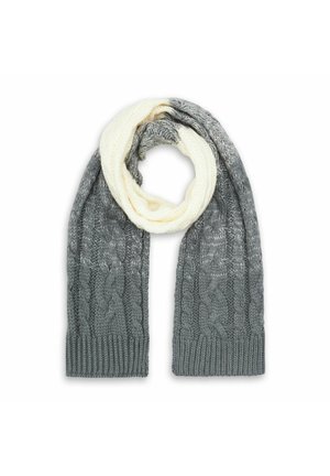 Grå og hvid kabelstrikket uldsjal foldet med en løkke øverst, der viser teksturerede mønstre og ribbede kanter.