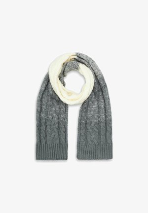 Grijs-witte kabelgebreide wollen sjaal, opgevouwen met een lus aan de bovenkant, met textuurpatronen en geribbelde randen.