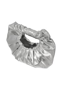 Fémes ezüst kézitáska redőzött kialakítással és kör alakú fogantyúval. A pliszírozott textúra mélységet ad; a sima felület visszaveri a fényt.