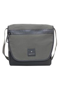 Borsa a tracolla grigia con superficie texture, caratterizzata da una striscia nera lucida, chiusura a pattina superiore e un'etichetta logata rettangolare. Materiale resistente.