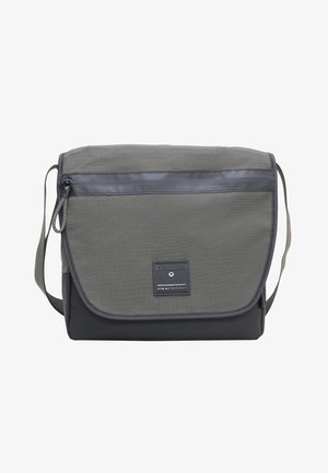 Graue Umhängetasche mit strukturiertem Oberflächenmaterial, ausgestattet mit einem glänzenden schwarzen Akzentstreifen, einem Deckelverschluss und einem rechteckigen Logopatch. Langlebiges Material.