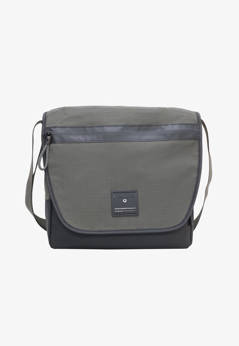 Borsa a tracolla grigia con superficie texture, caratterizzata da una striscia nera lucida, chiusura a pattina superiore e un'etichetta logata rettangolare. Materiale resistente.