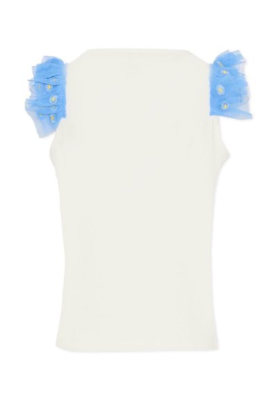 Biały top bez rękawów z jasnoniebieskimi tiulowymi falbanami na ramionach, ozdobiony małymi żółtymi kwiatkami na środku.