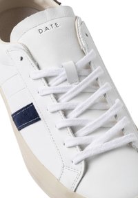 Sneaker in pelle bianca con lacci bianchi, una striscia di suede blu navy sul lato e la scritta "D.A.T.E." impressa sulla linguetta.