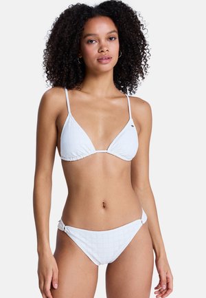 Witte bikini met een driehoekige top met dunne bandjes en een gestructureerde afwerking. De onderkant heeft zijaccenten en een vergelijkbaar gestructureerd patroon.
