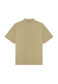 Kortermet polo skjorte i lys khaki, laget av mykt stoff, har standard krage og rett snitt uten synlige mønstre eller detaljer.