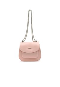 Borsa a tracolla in pelle rosa con una texture liscia, design a doppia pattina e tracolla a catena argentata. Presenta un logo in rilievo sulla parte anteriore.