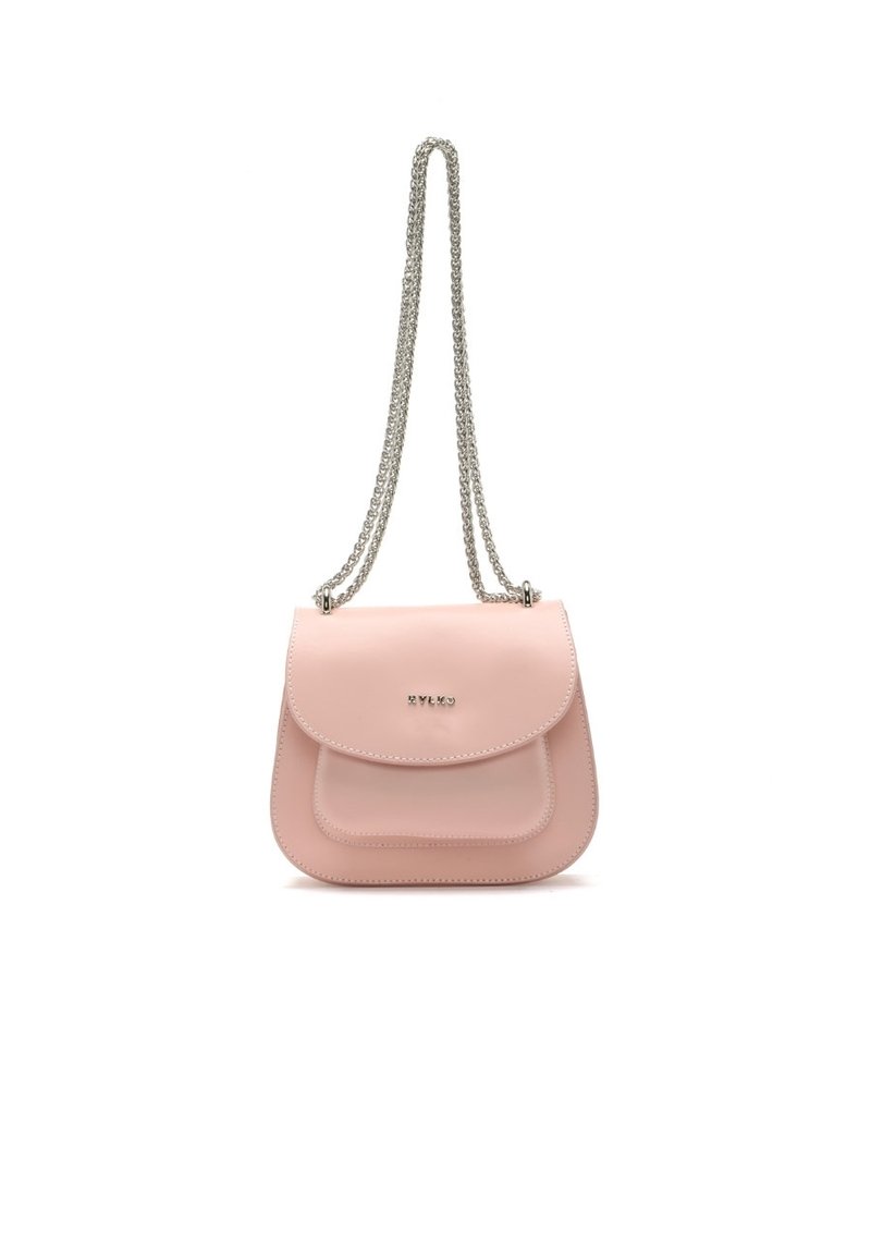 Borsa a tracolla in pelle rosa con una texture liscia, design a doppia pattina e tracolla a catena argentata. Presenta un logo in rilievo sulla parte anteriore.