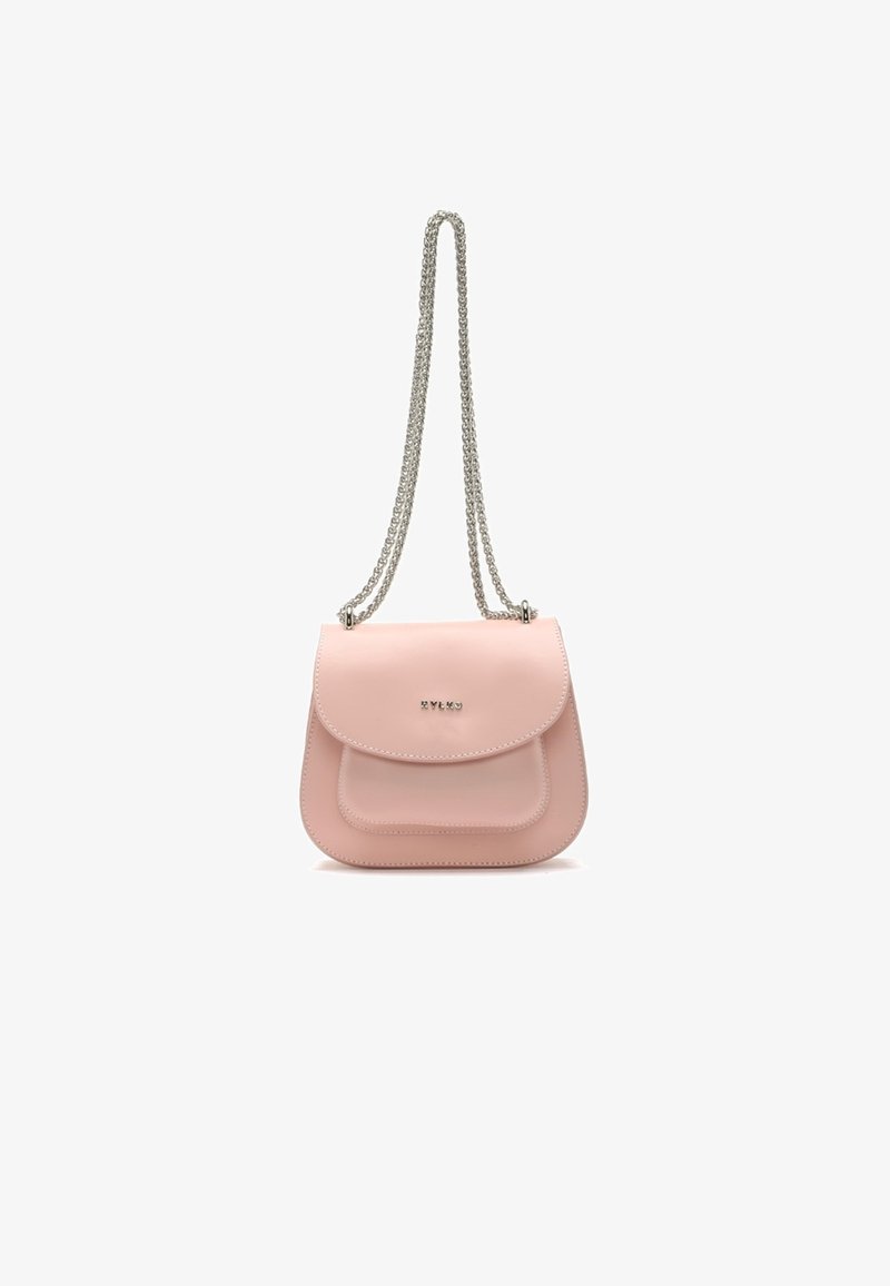 Borsa a tracolla in pelle rosa con una texture liscia, design a doppia pattina e tracolla a catena argentata. Presenta un logo in rilievo sulla parte anteriore.