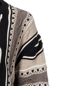 Maglione lavorato a maglia con colori nero, grigio e beige, caratterizzato da sezioni con texture e motivi diversi, tra cui strisce e maglia a trecce.