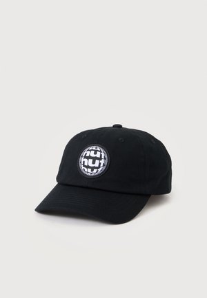 Casquette de baseball noire avec une visière courbée et un écusson rond sur le devant affichant le mot "hut" répété en lettres blanches sur fond noir.