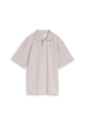 Jasnobeżowa koszulka polo z krótkim rękawem, kołnierzykiem, dwoma guzikami i subtelnym logo tekstowym "BEST" na lewej piersi.