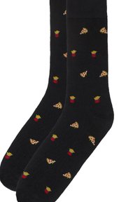 Calcetines negros con un patrón de pequeñas porciones de pizza y cajas rojas de papas fritas espaciadas uniformemente.