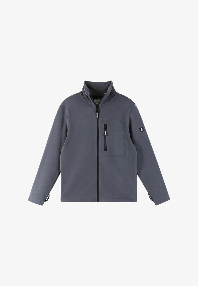 Veste en polaire grise avec col haut, fermeture éclair intégrale sur le devant, poche sur la poitrine gauche et détail de logo sur la manche droite. Texture douce, coupe décontractée.